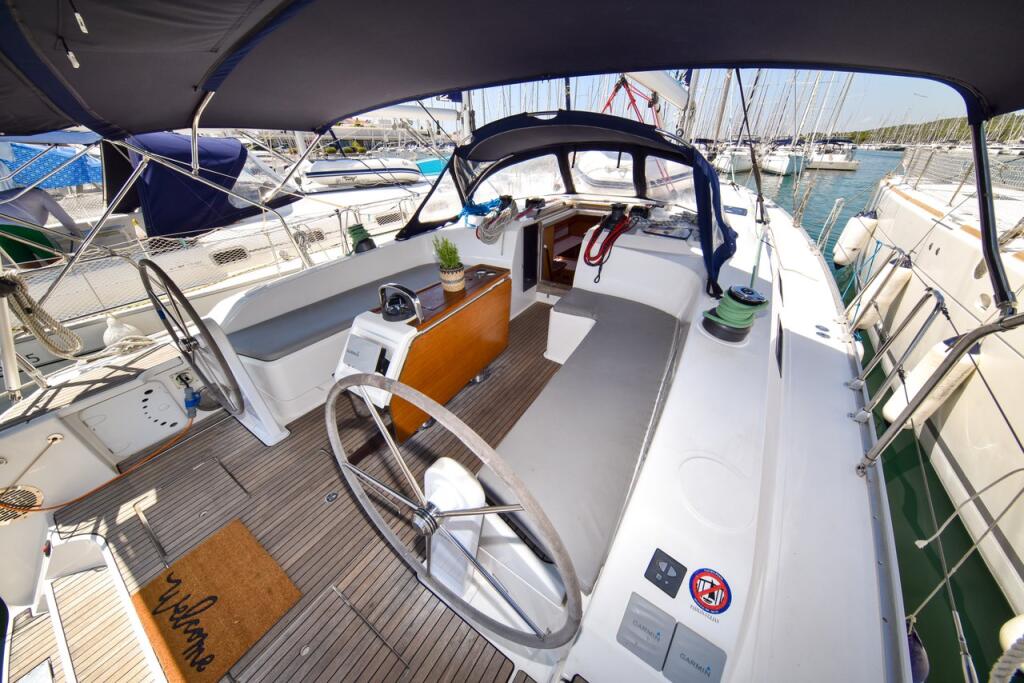 Sailing yacht 