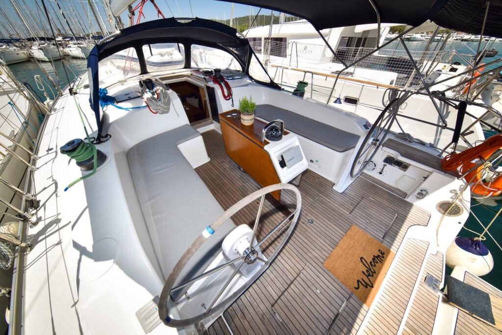 Sailing yacht 