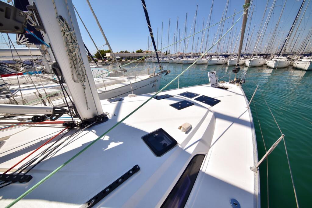 Sailing yacht 