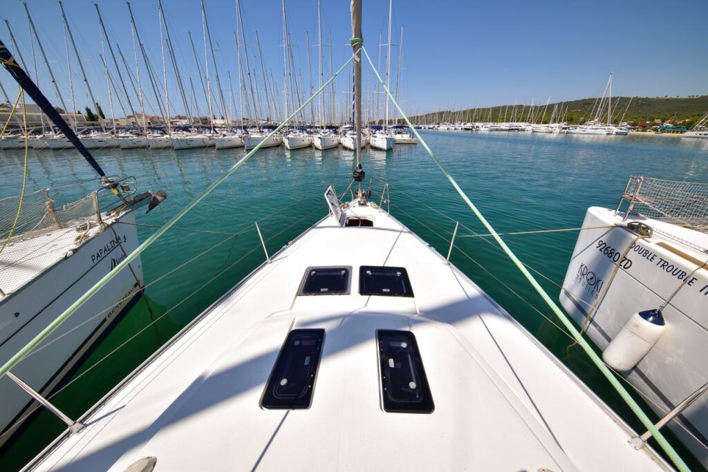 Sailing yacht 