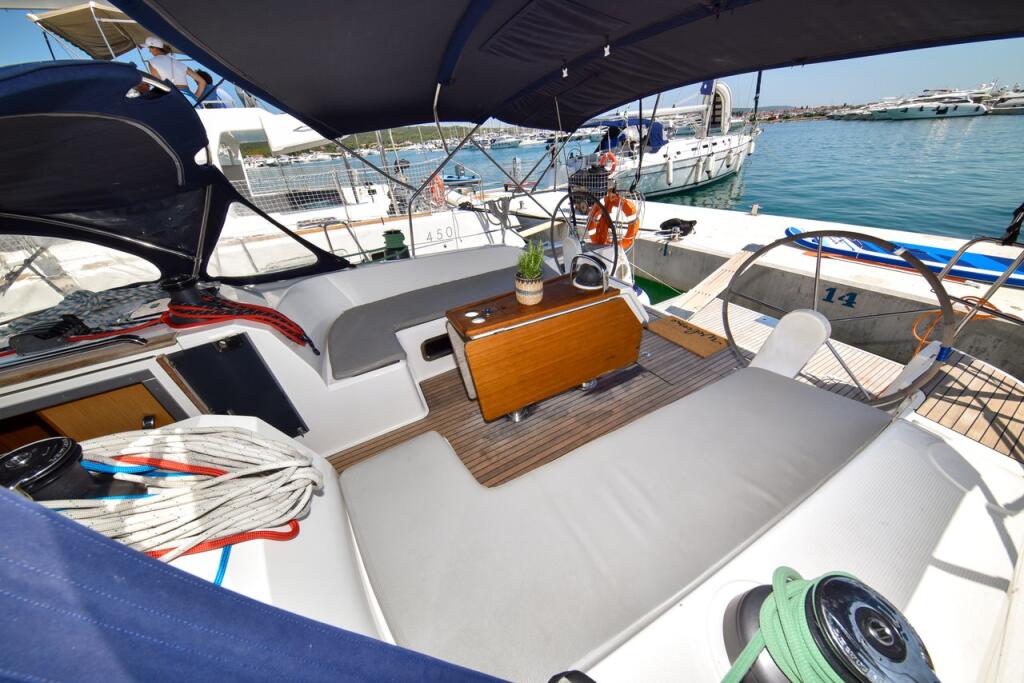 Sailing yacht 