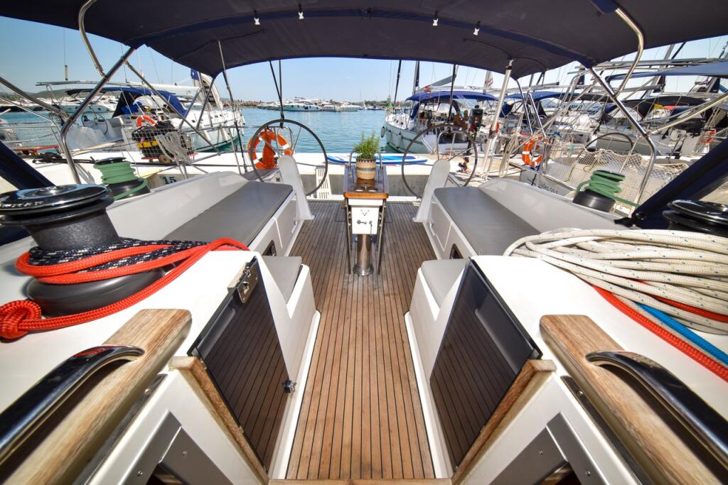 Sailing yacht 