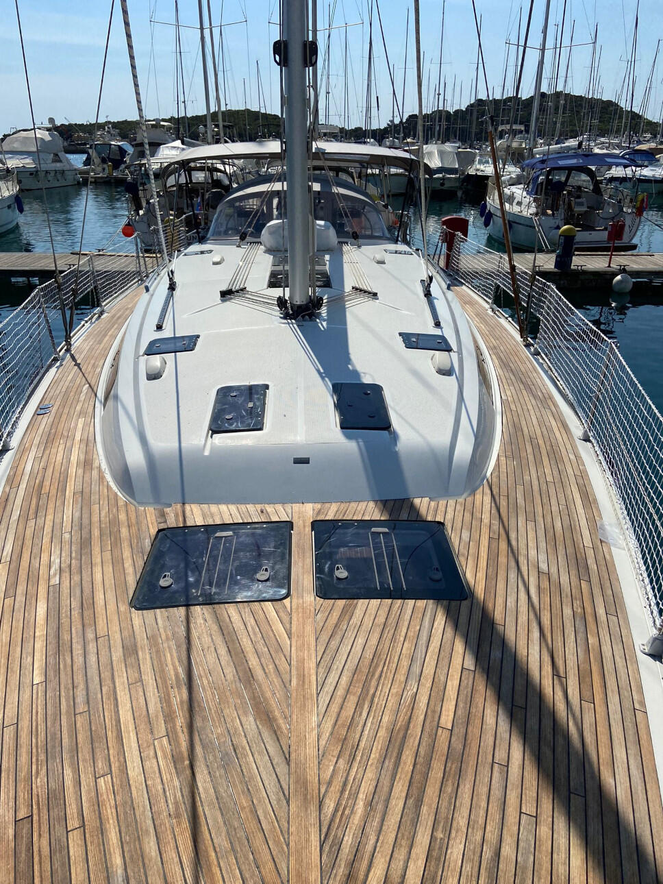 Sailing yacht 