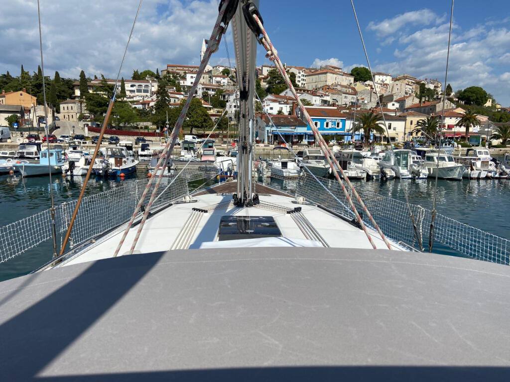 Sailing yacht 