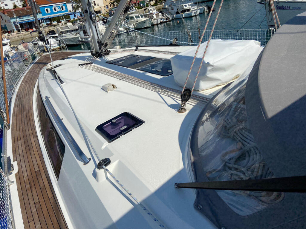 Sailing yacht 