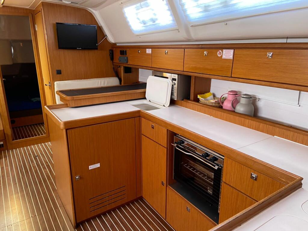 Sailing yacht 