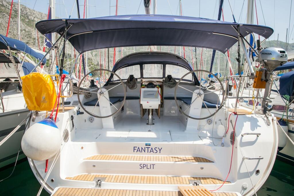 Sailing yacht 