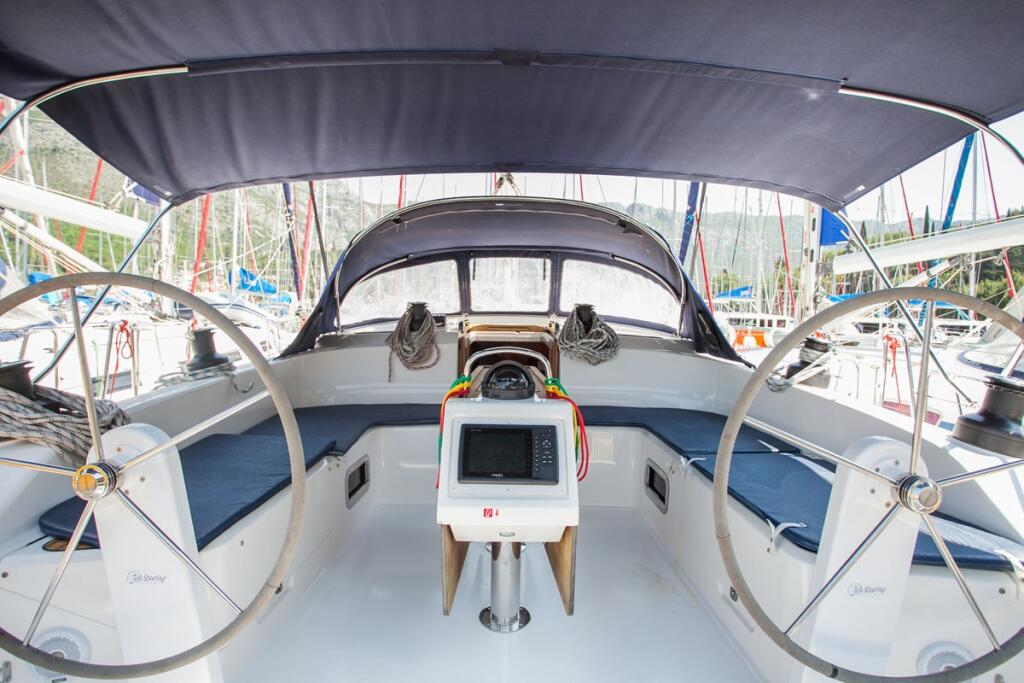 Sailing yacht 