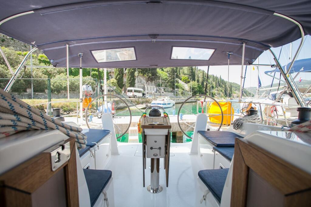 Sailing yacht 