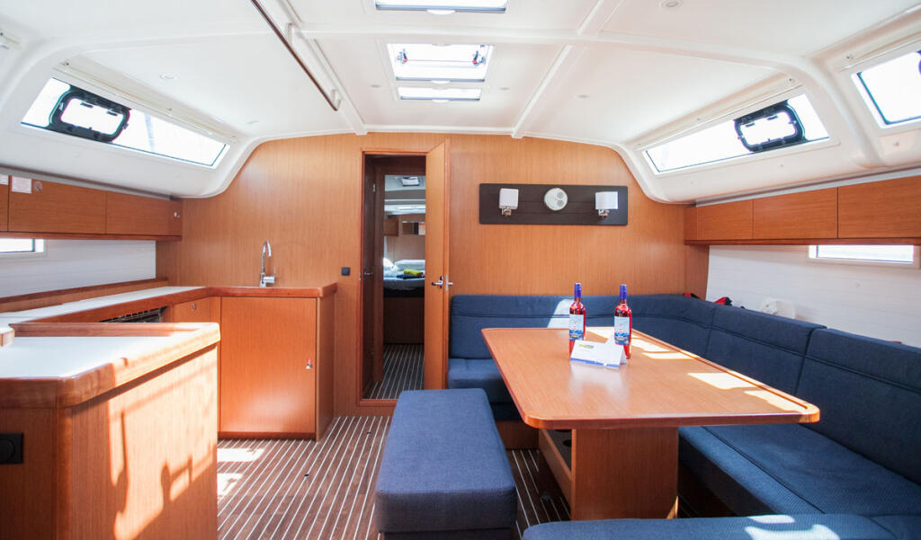 Sailing yacht 