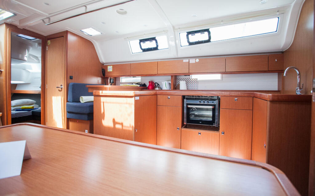 Sailing yacht 