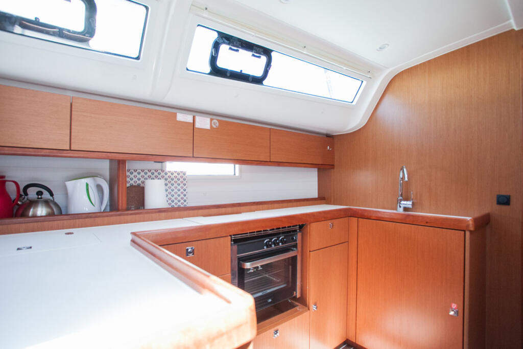 Sailing yacht 