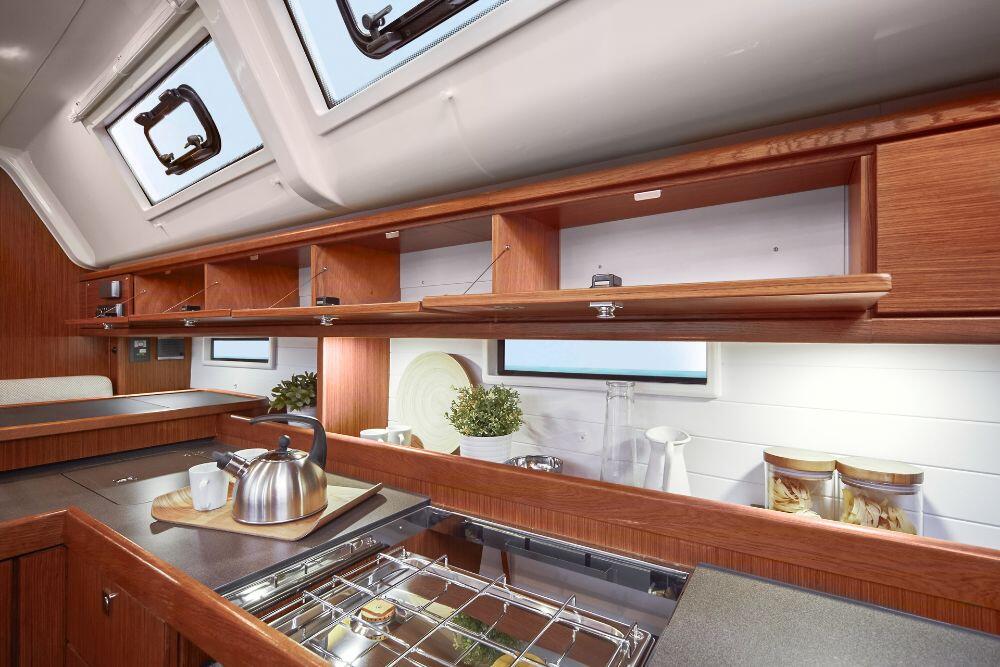 Sailing yacht 