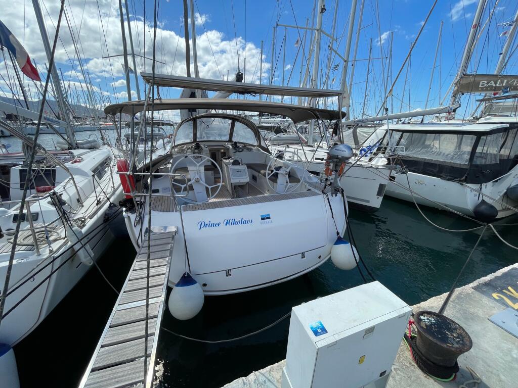 Sailing yacht 