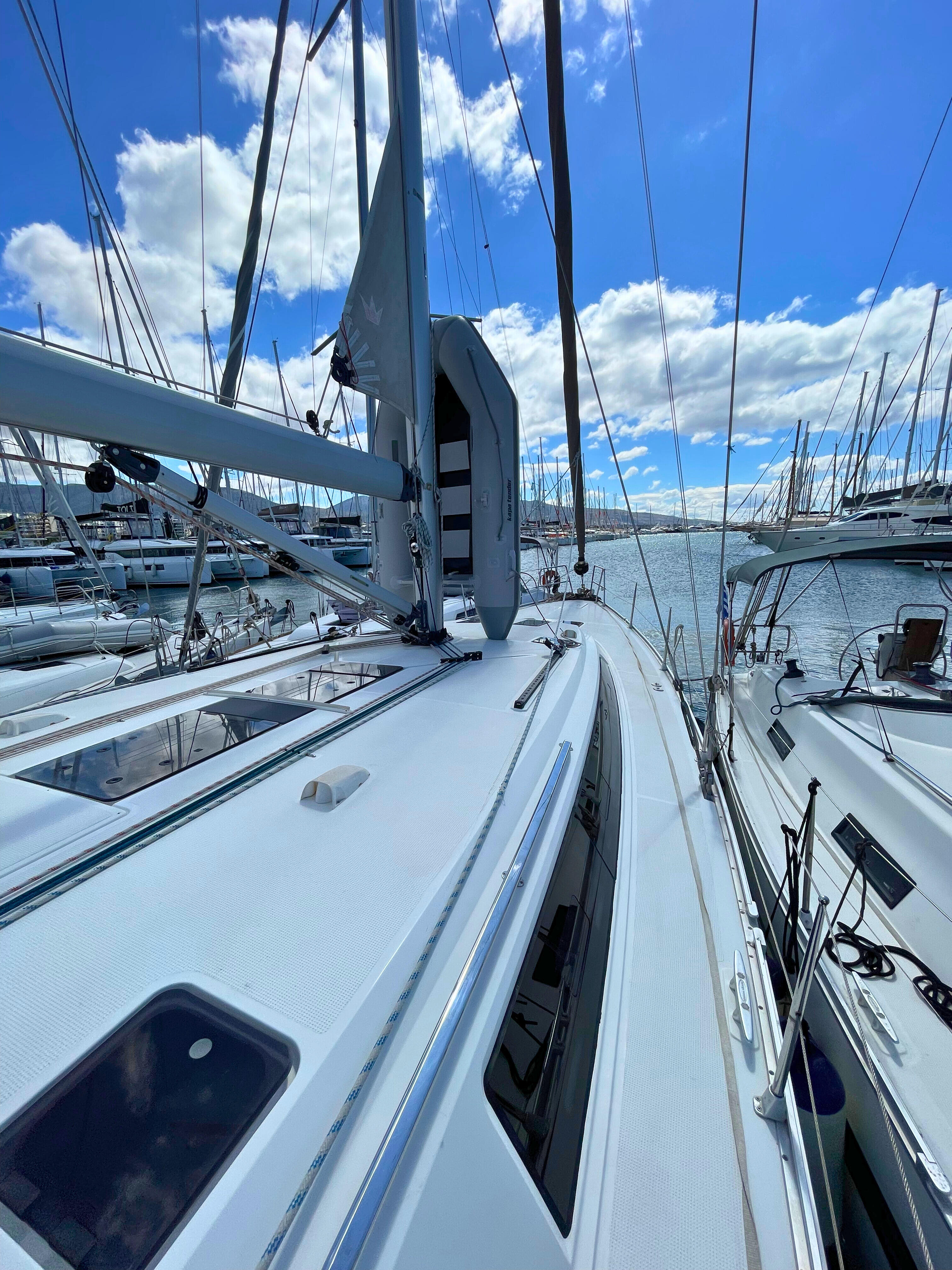 Sailing yacht 