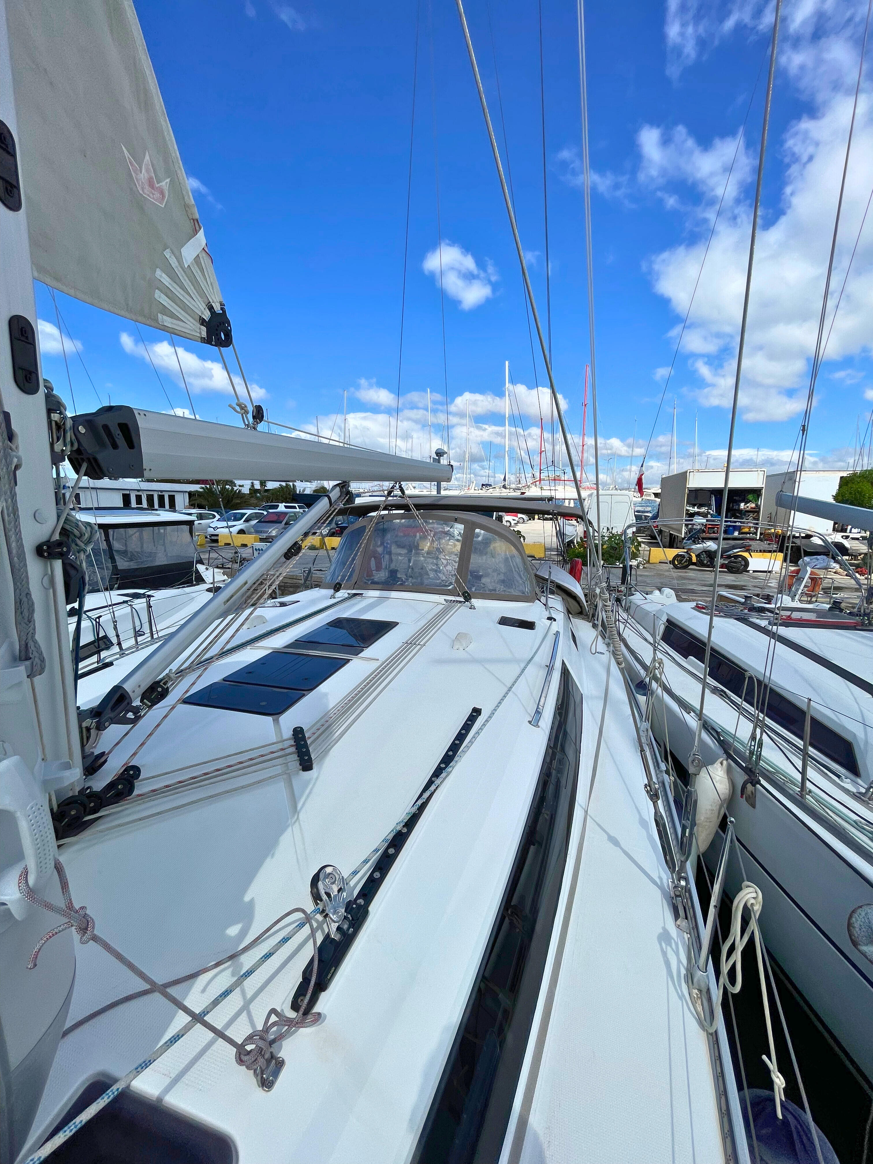 Sailing yacht 