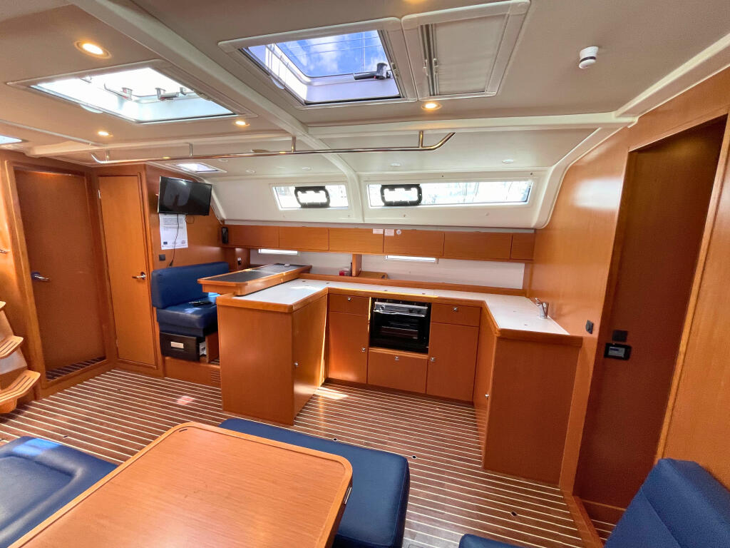 Sailing yacht 