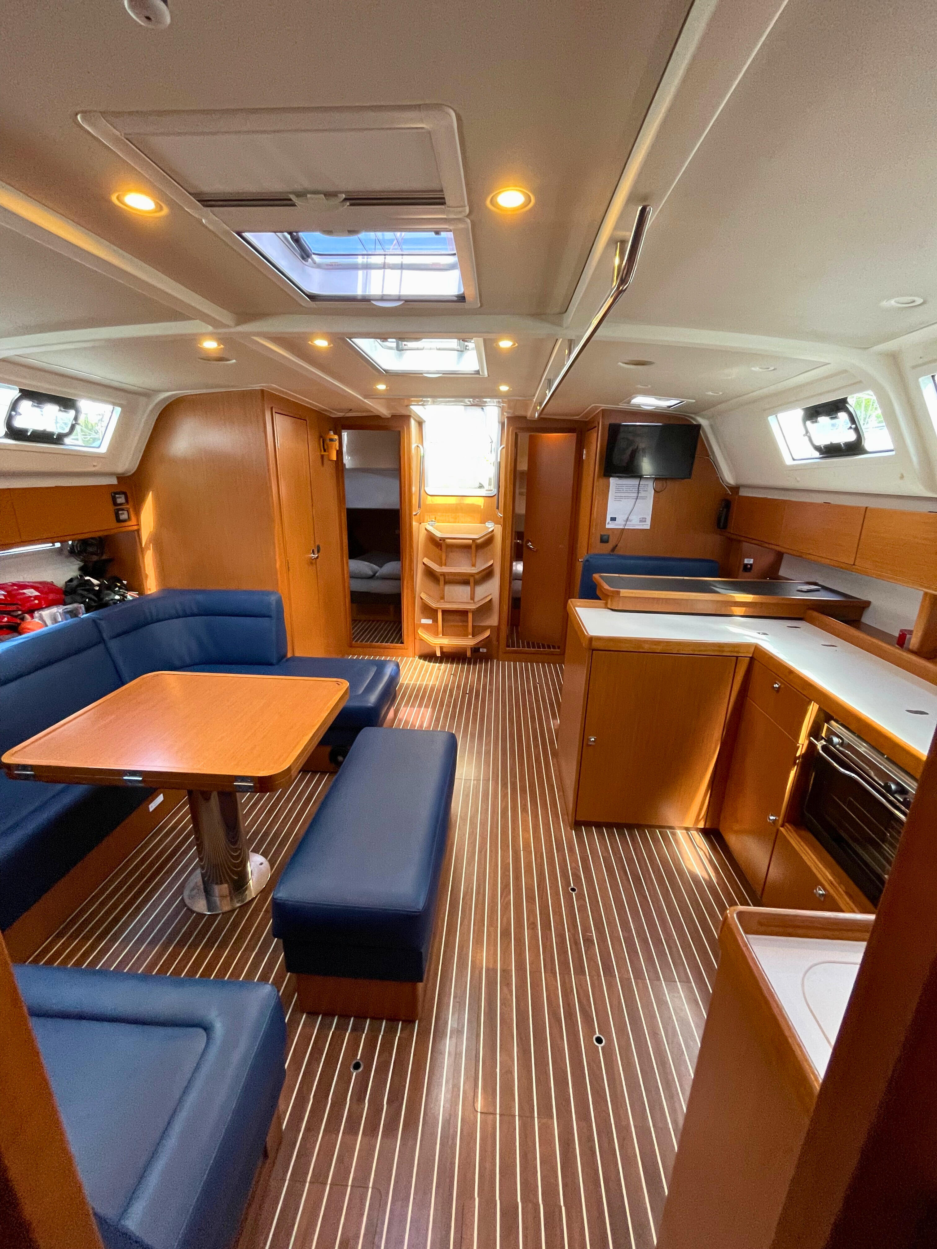Sailing yacht 