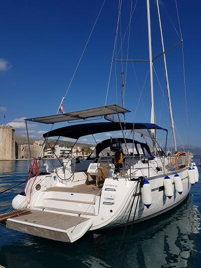Sailing yacht 