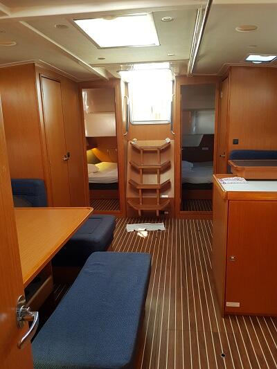 Sailing yacht 