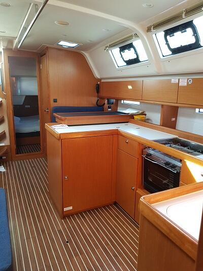 Sailing yacht 