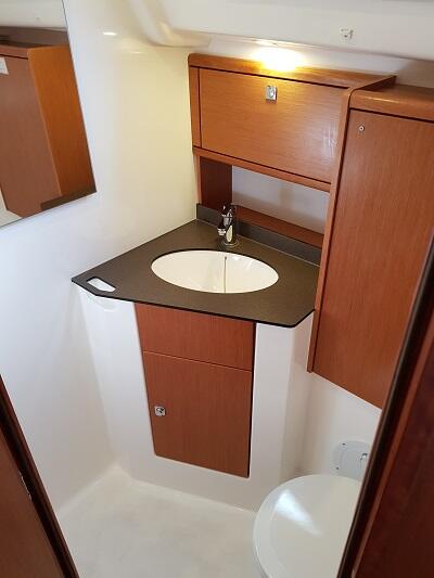 Sailing yacht 