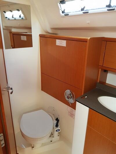 Sailing yacht 