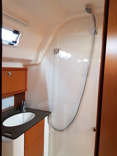Sailing yacht 
