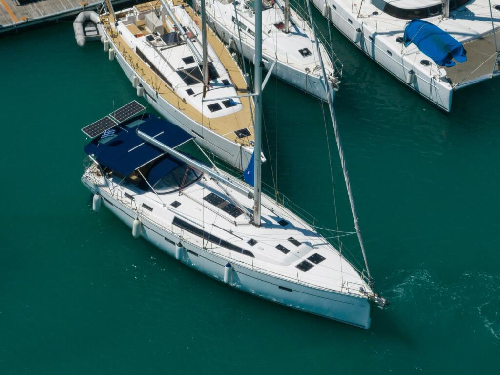 Sailing yacht 