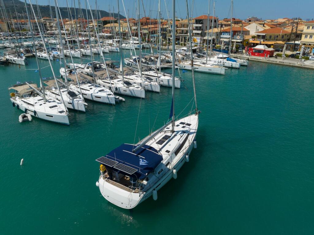 Sailing yacht 