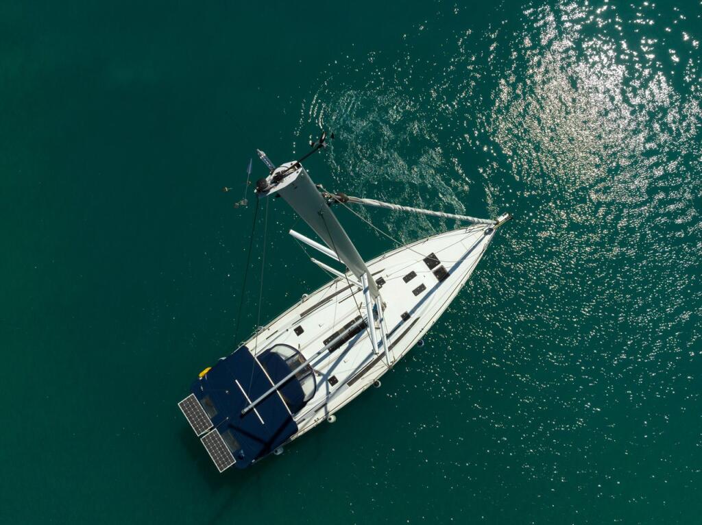 Sailing yacht 