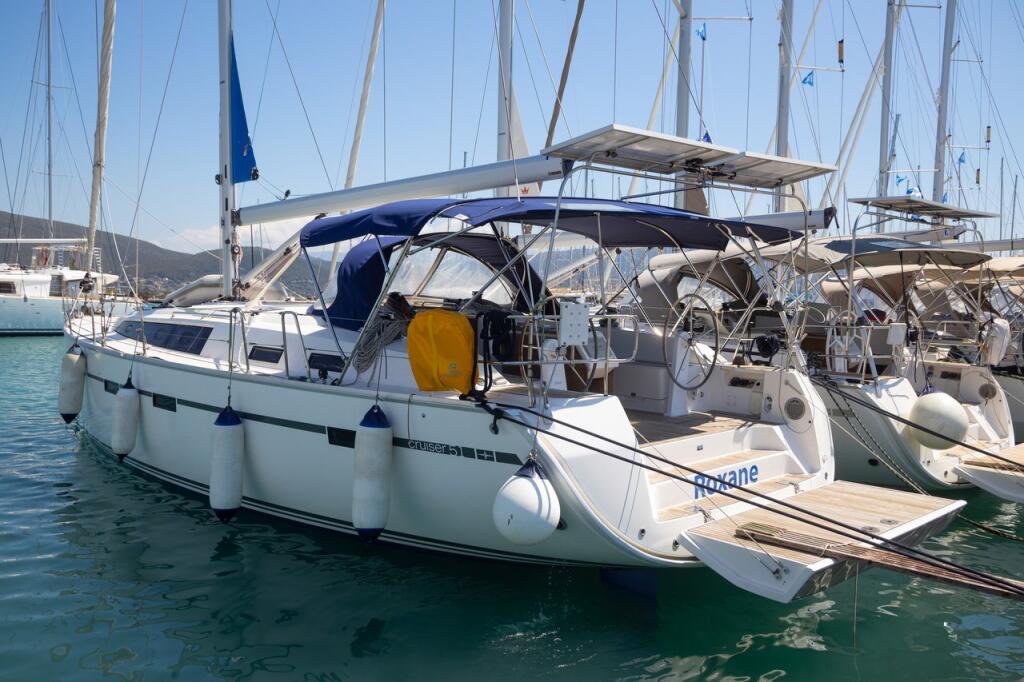 Sailing yacht 