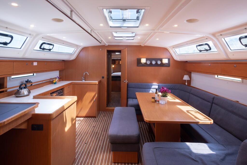 Sailing yacht 