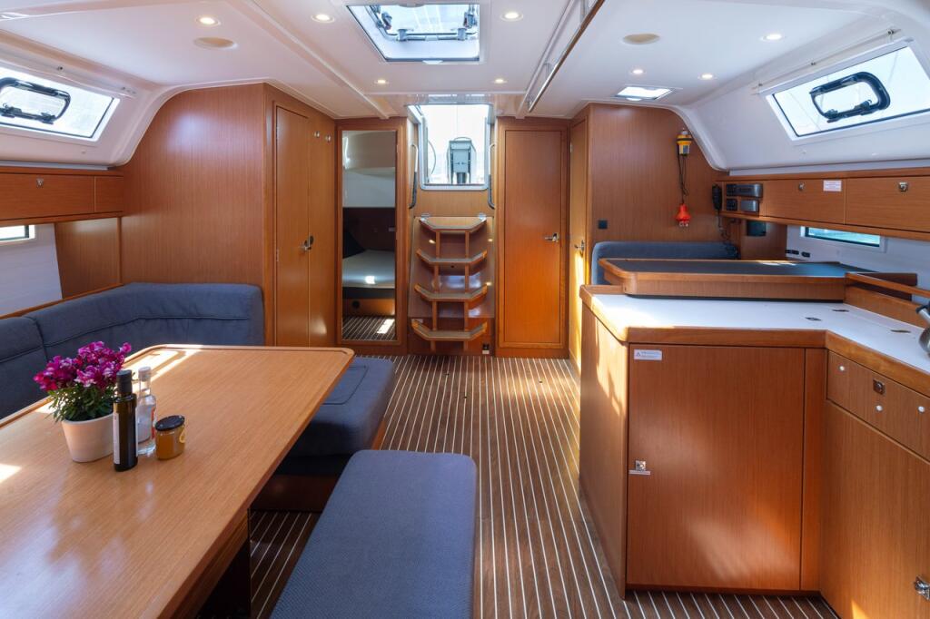 Sailing yacht 