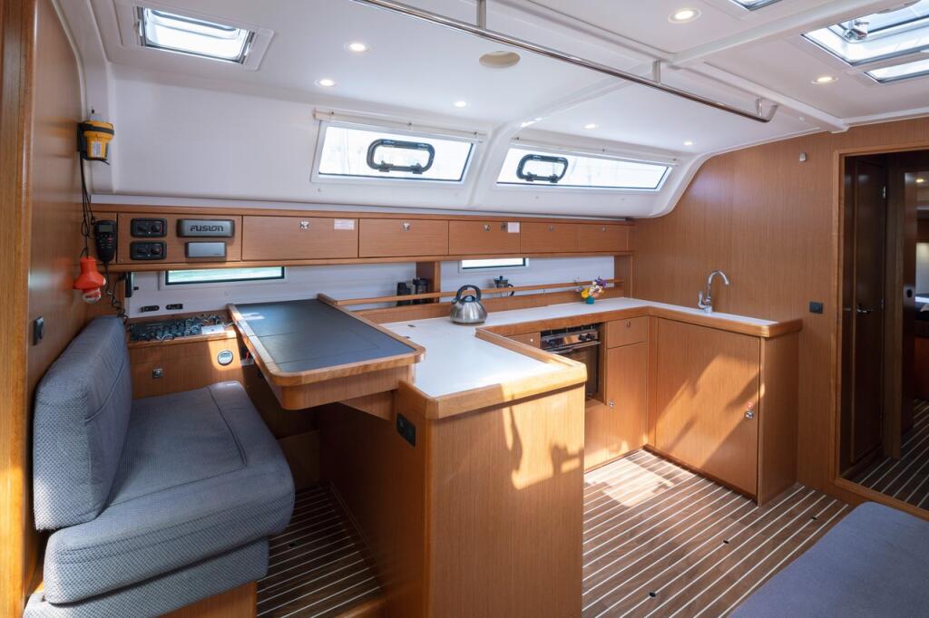 Sailing yacht 