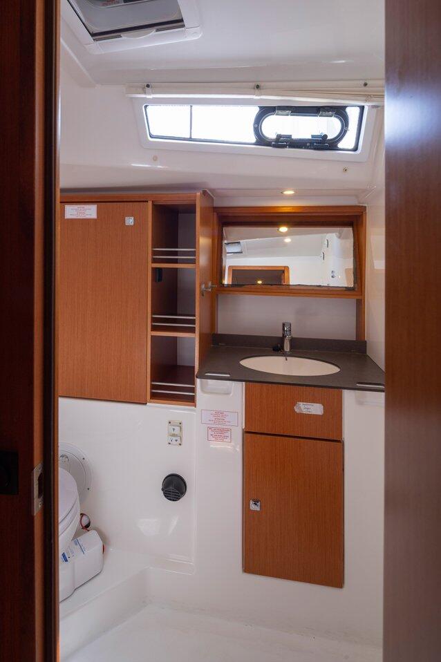 Sailing yacht 