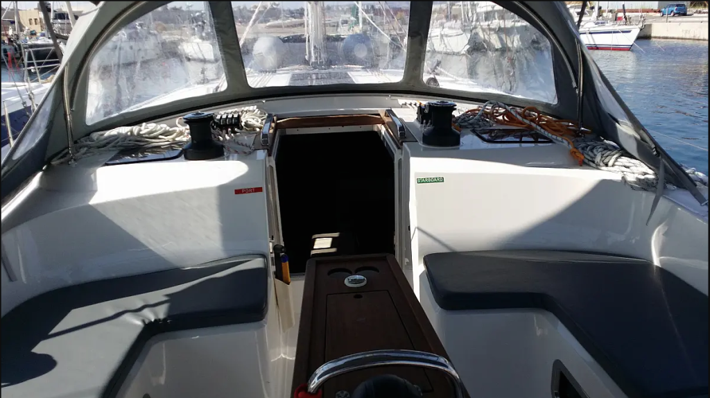 Sailing yacht 