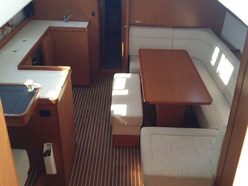 Sailing yacht 