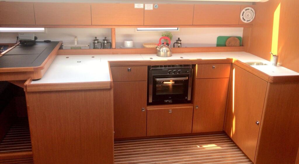 Sailing yacht 