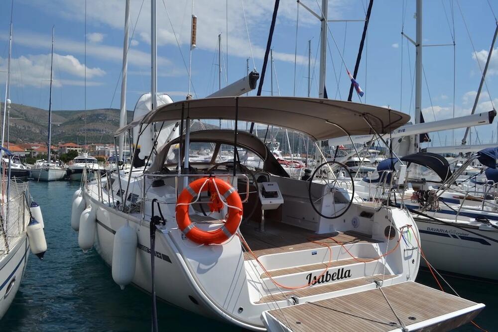 Sailing yacht 