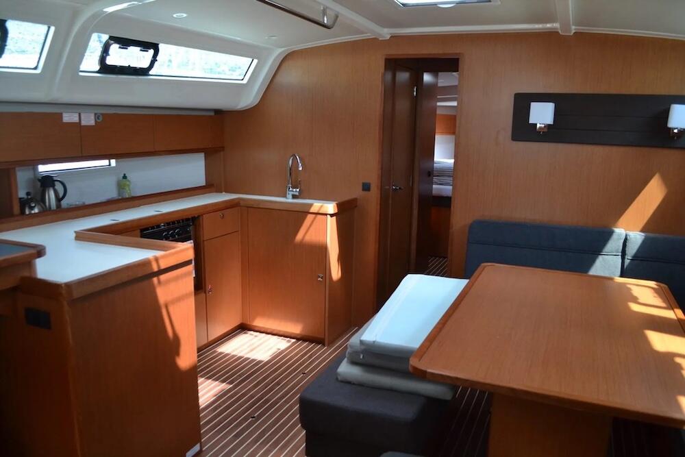 Sailing yacht 