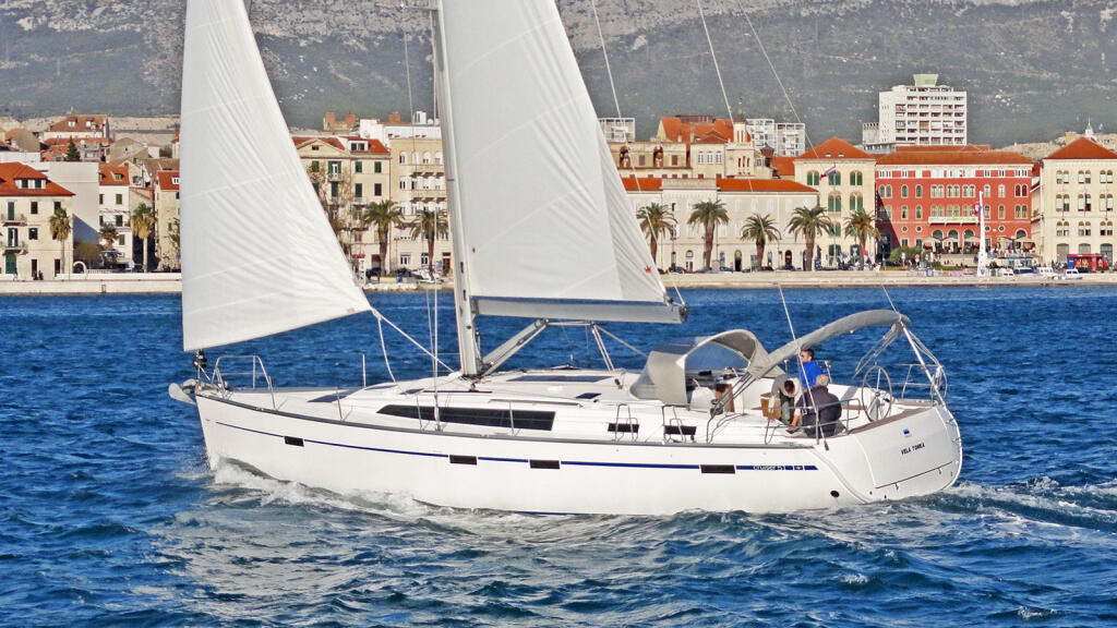 Sailing yacht 