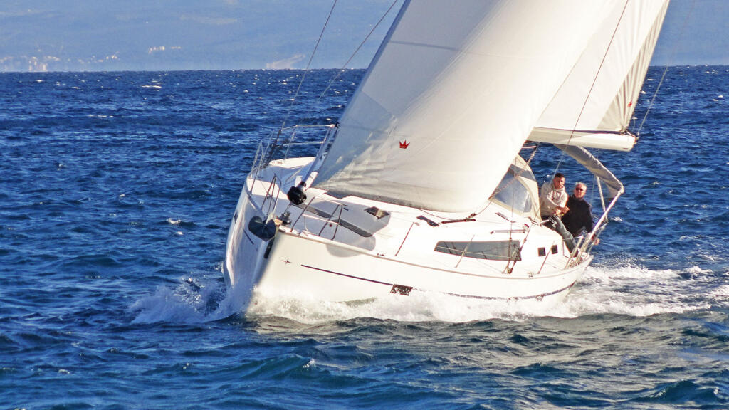 Sailing yacht 