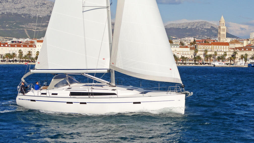Sailing yacht 