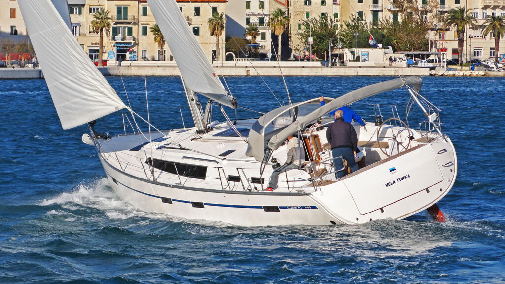 Sailing yacht 