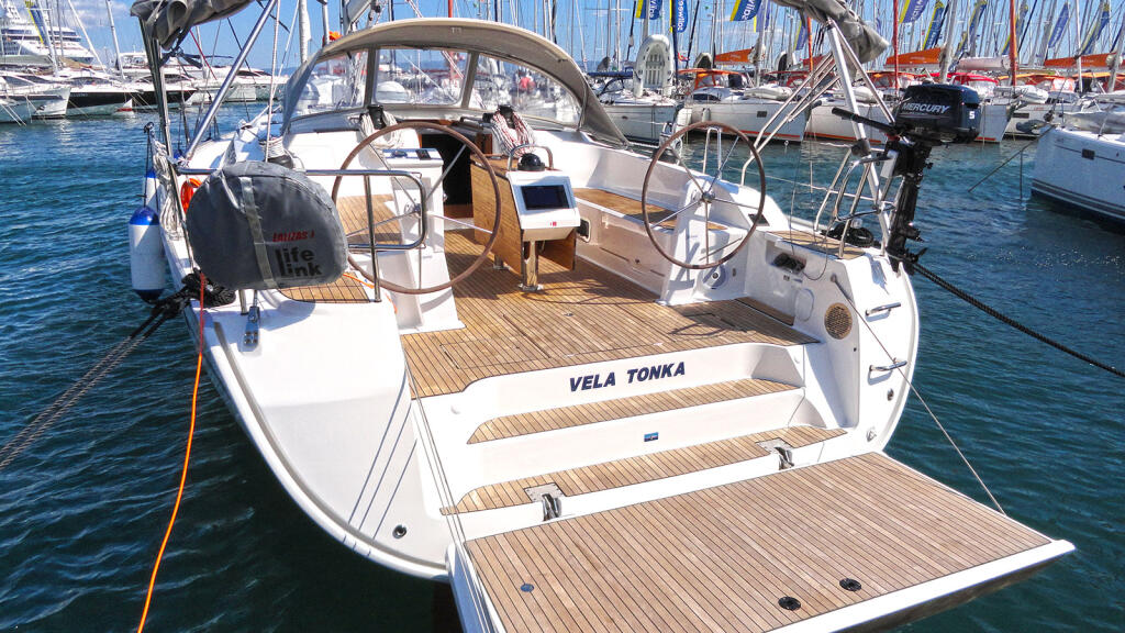 Sailing yacht 