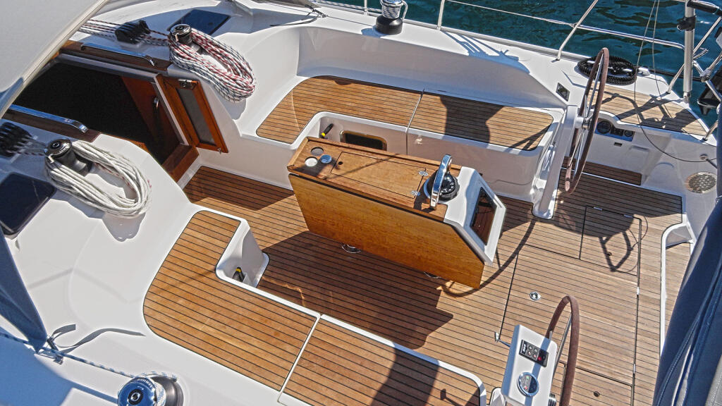 Sailing yacht 