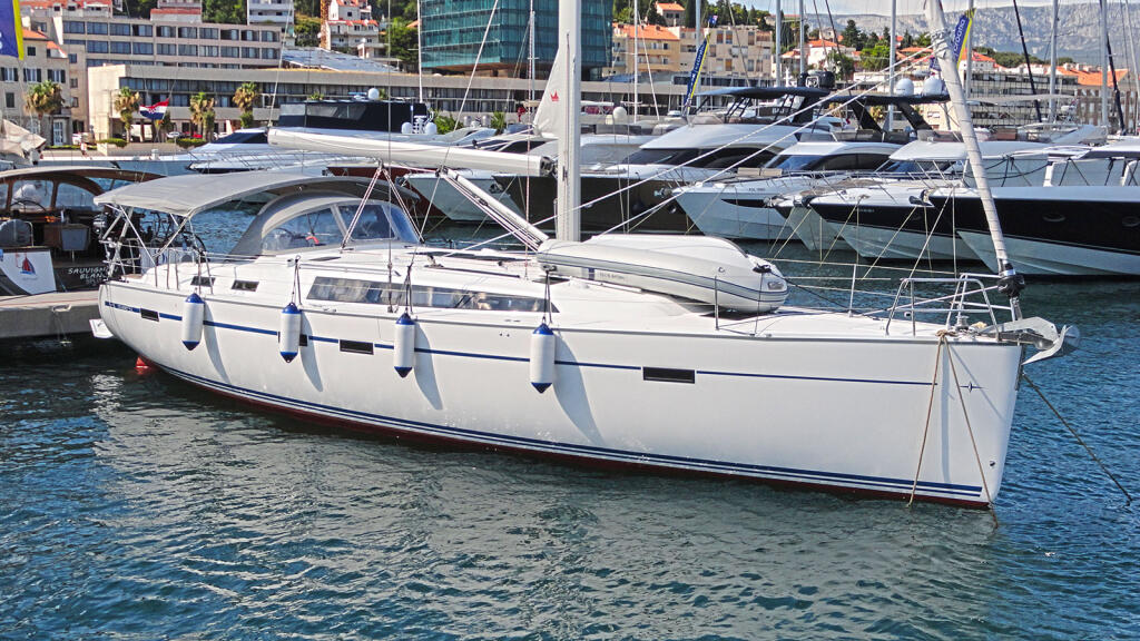 Sailing yacht 