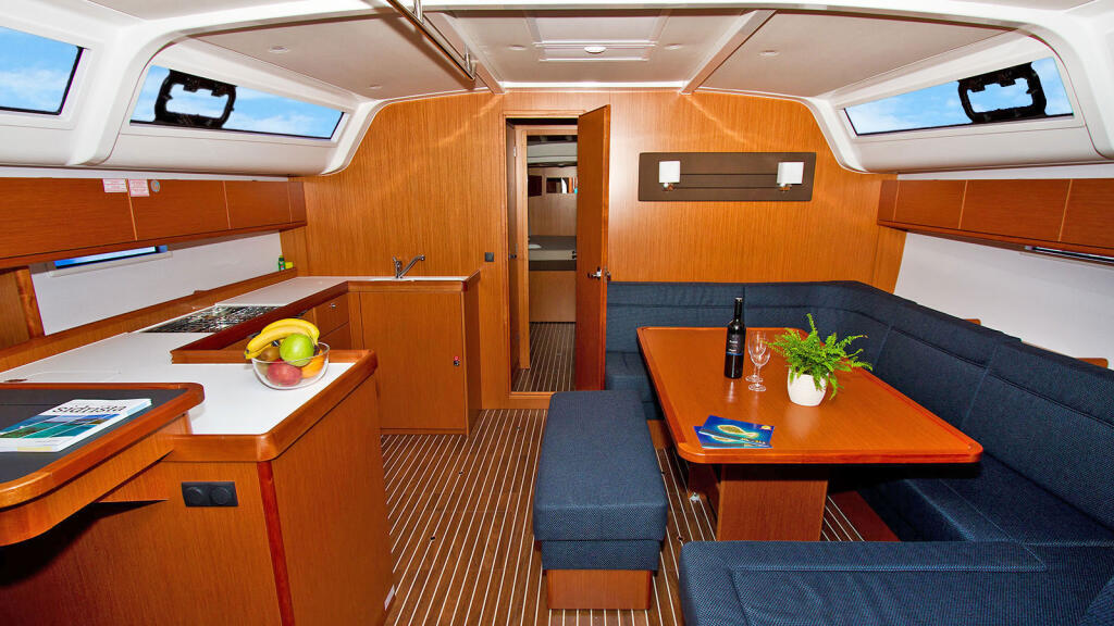 Sailing yacht 