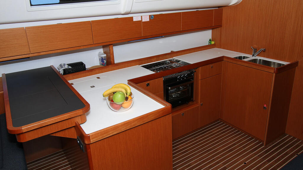 Sailing yacht 